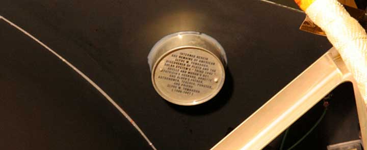 Контейнер з прахом К. Томбо, вміщений на облавку космічного зонда «Нові Горизонти»