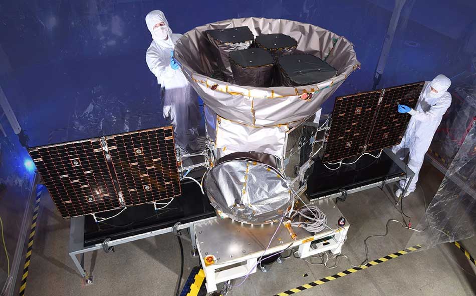 Космічний апарат TESS (можна порівняти його розміри зі зростом інженерів, які працюють біль нього) під час монтажу наукового обладнання. Фото з сайту NASA. best astro 18 20